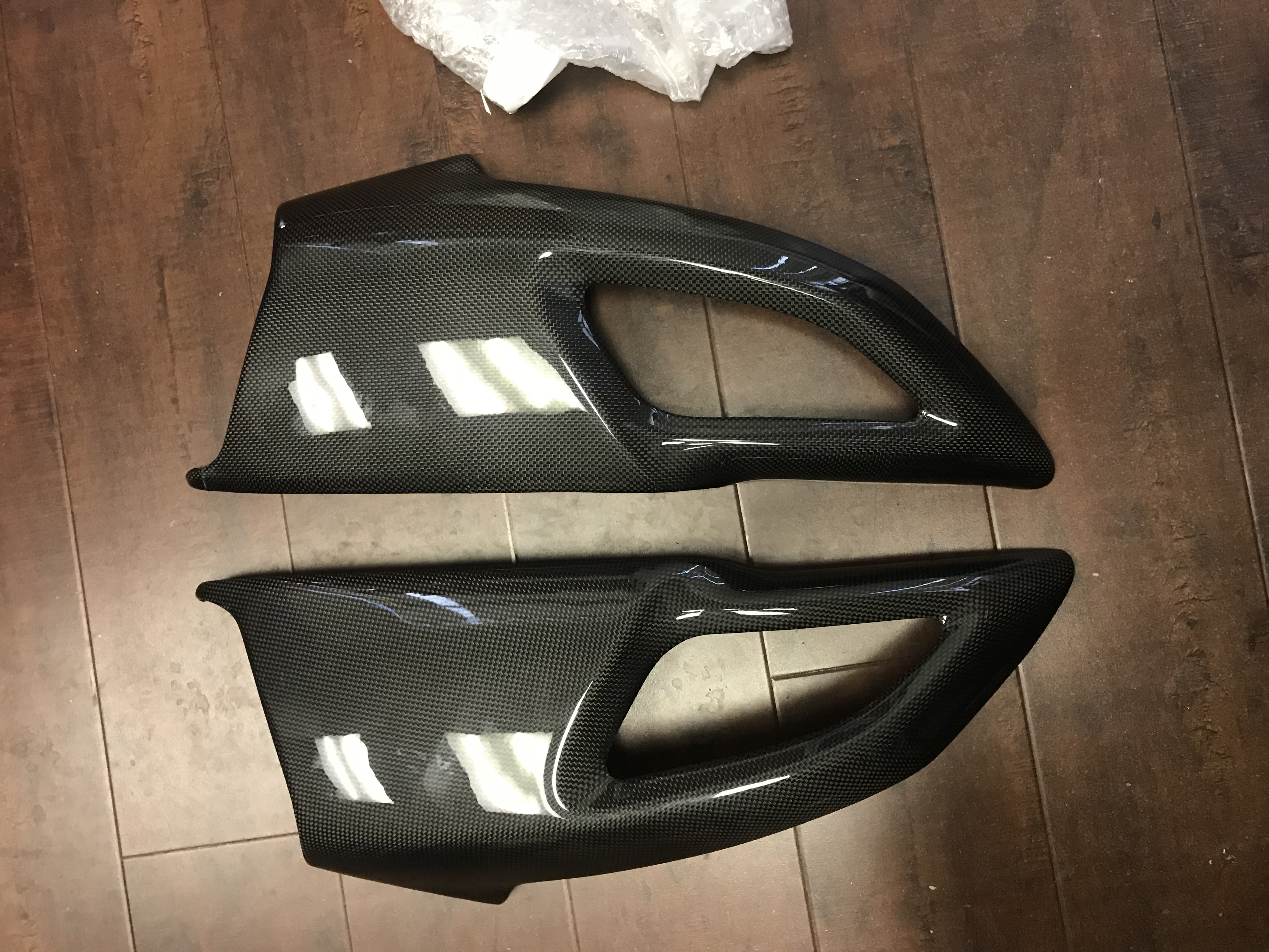 MOTOCORSE - CARBON FIBER AIR DUCT COVER SET FOR DUCATI DIAVEL 2010-18 - GLOSS - DAMAGED MOTOCORSE - CARBON FIBER AIR DUCT COVER SET FOR DUCATI DIAVEL 2010-18 - GLOSS - DAMAGED
